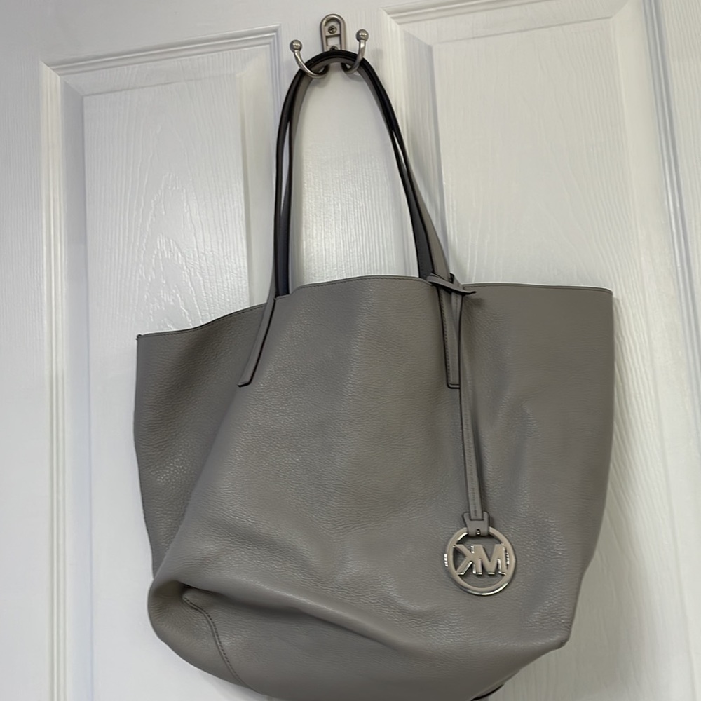 Michael Kors Izzy Large Reversible Leather Tote In Gr… Gem
